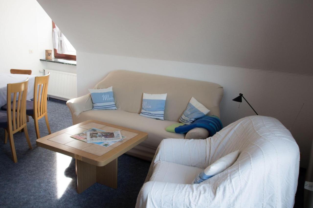 Ferienwohnungen-Neue-Tiefe-Wohnung-Kleiderbuegel Neue Tiefe Fehmarn Luaran gambar